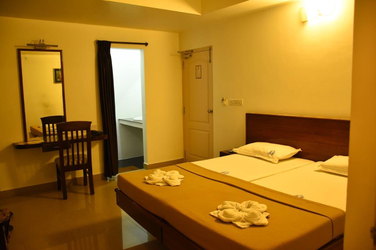 Hotel Palacial Pondi Pondicherry Exterior foto